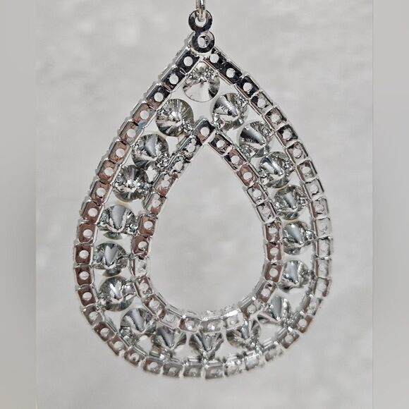 NEW, Bold and sparkly dangle earrings. - Picture 6 of 6